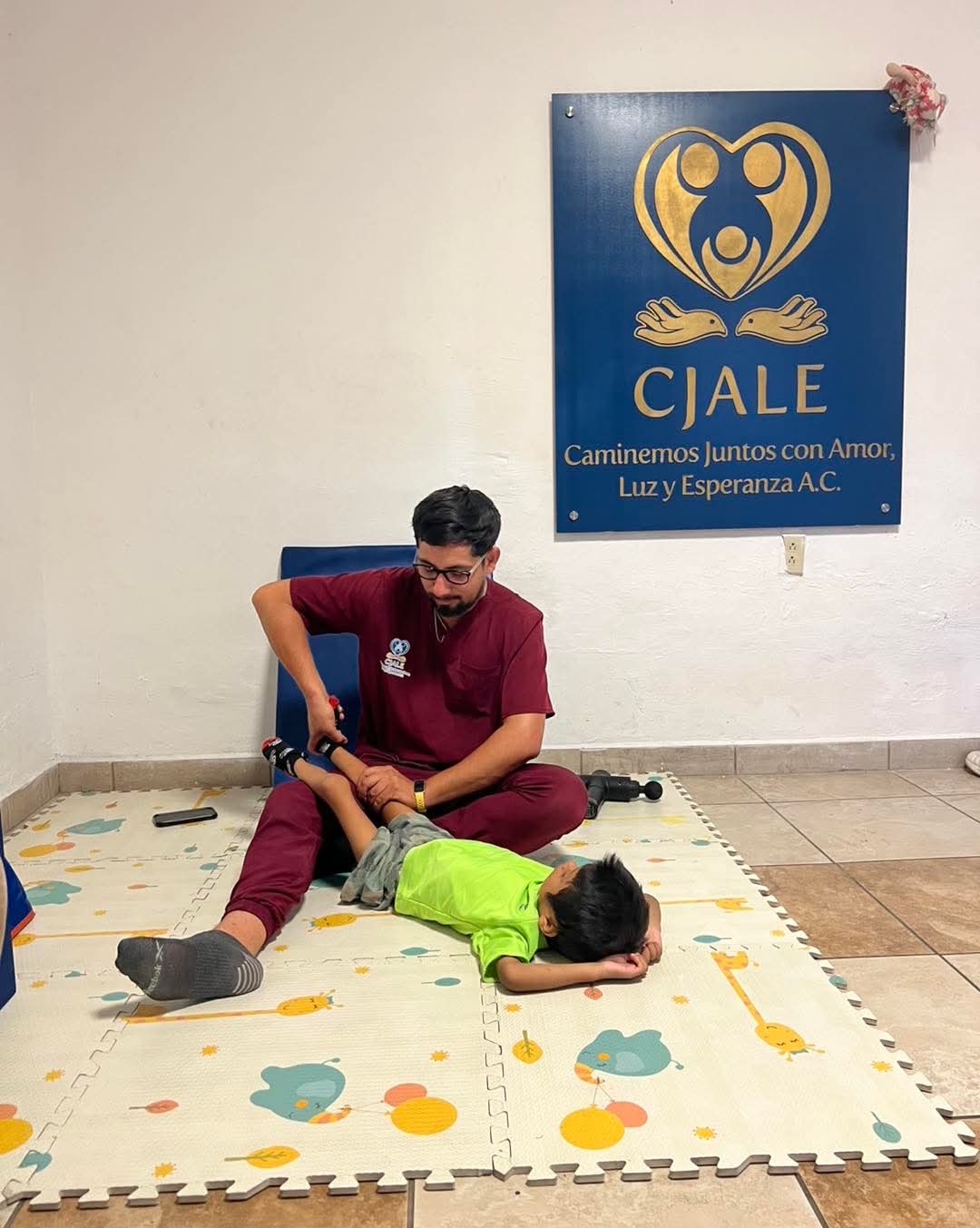 A child receiving physical therapy at Caminemos Juntos in Colima